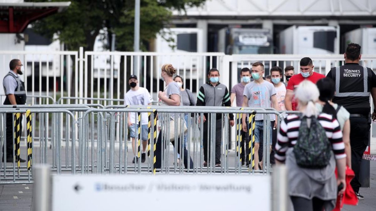 Empleados de la cárnica alemana en la que se detectó un brote.