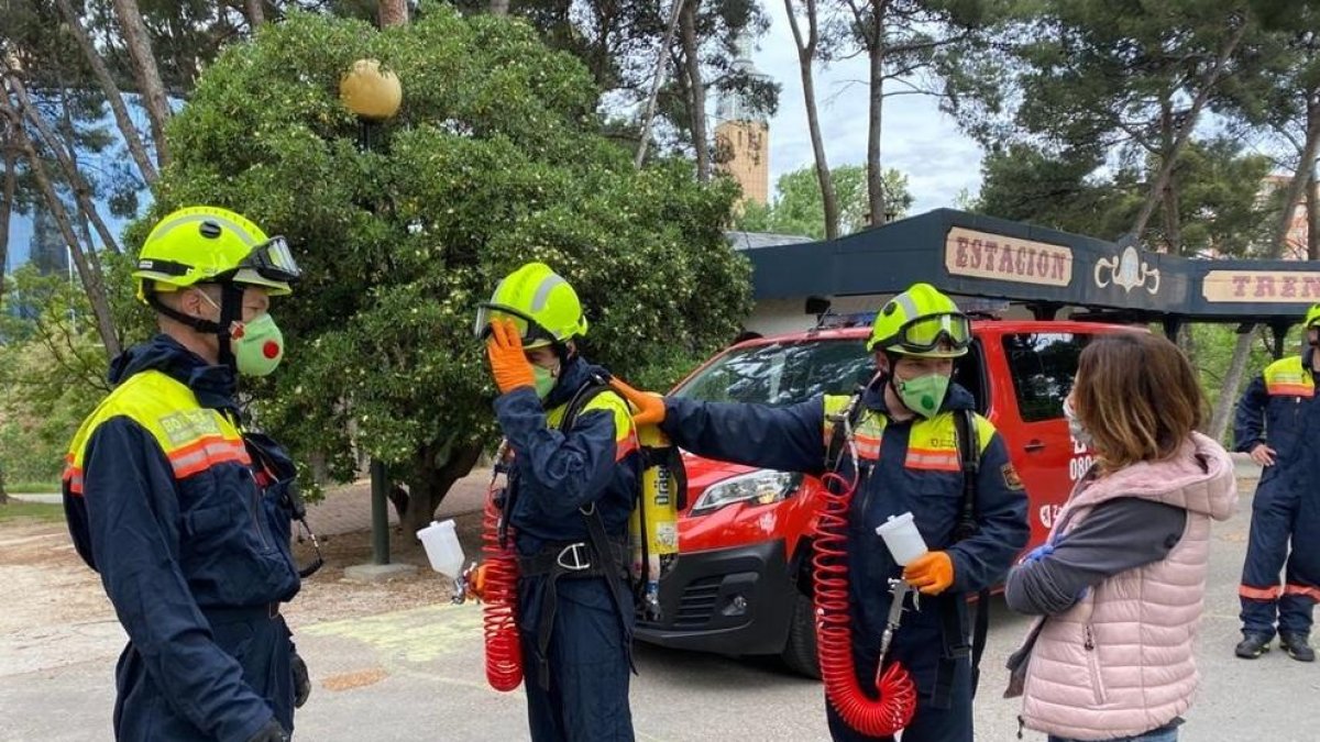 Bomberos desinfectaron ayer parques en Zaragoza.