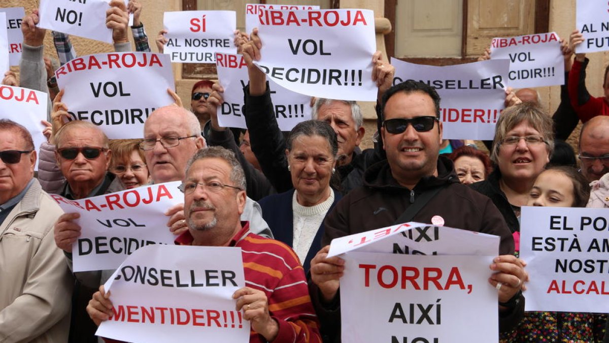 Manifestantes contra el proyecto del vertedero marcharon ayer desde Riba-roja d’Ebre.