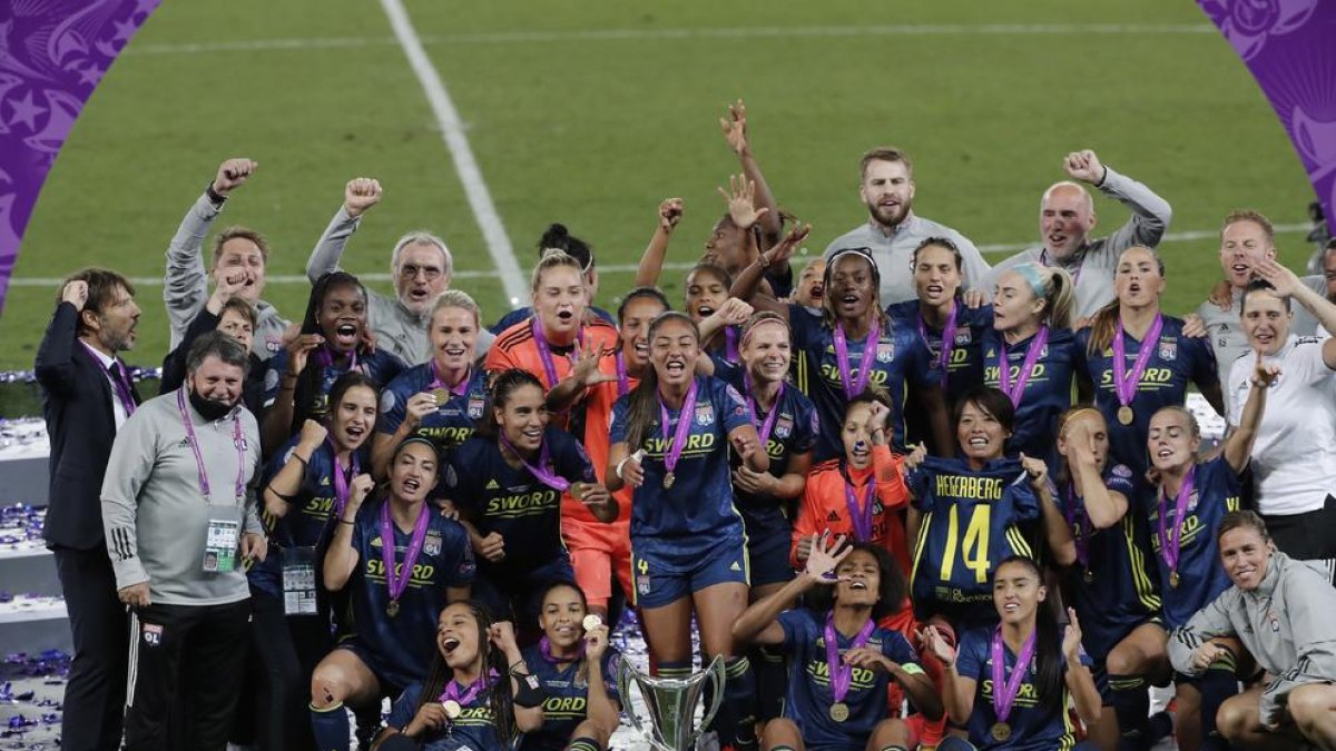 Les jugadores de l’Olympique de Lió celebren la Lliga de Campions guanyada ahir, la cinquena consecutiva i setena de la seua història.