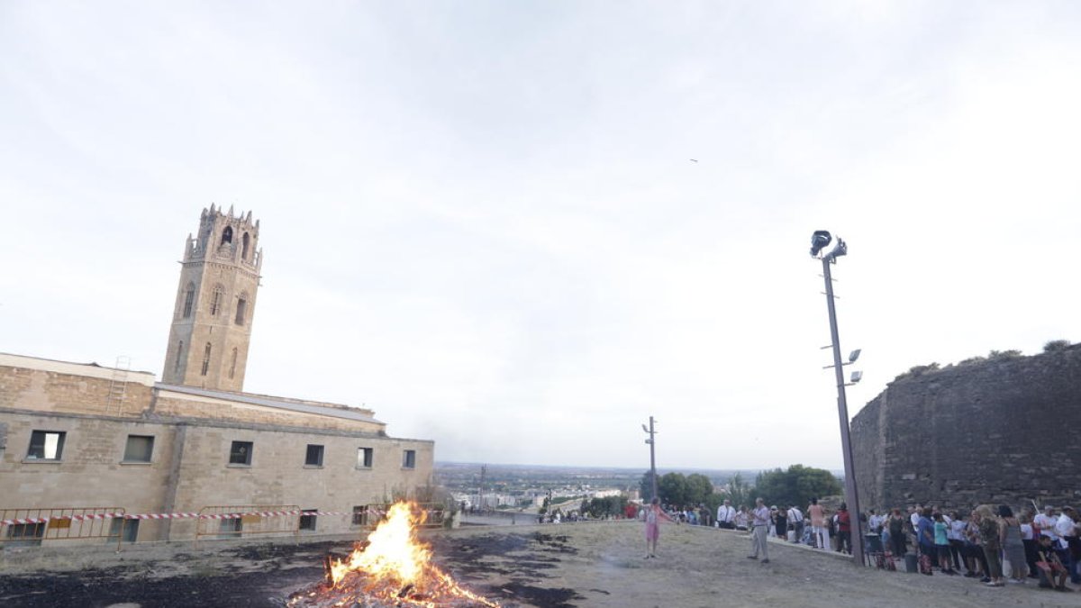 Hoguera de Sant Joan a la Seu Vella de Lleida.