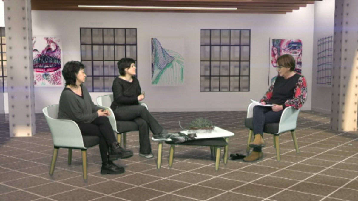 La periodista Glòria Farré parla amb Anna Llort i Alba Cuñé.