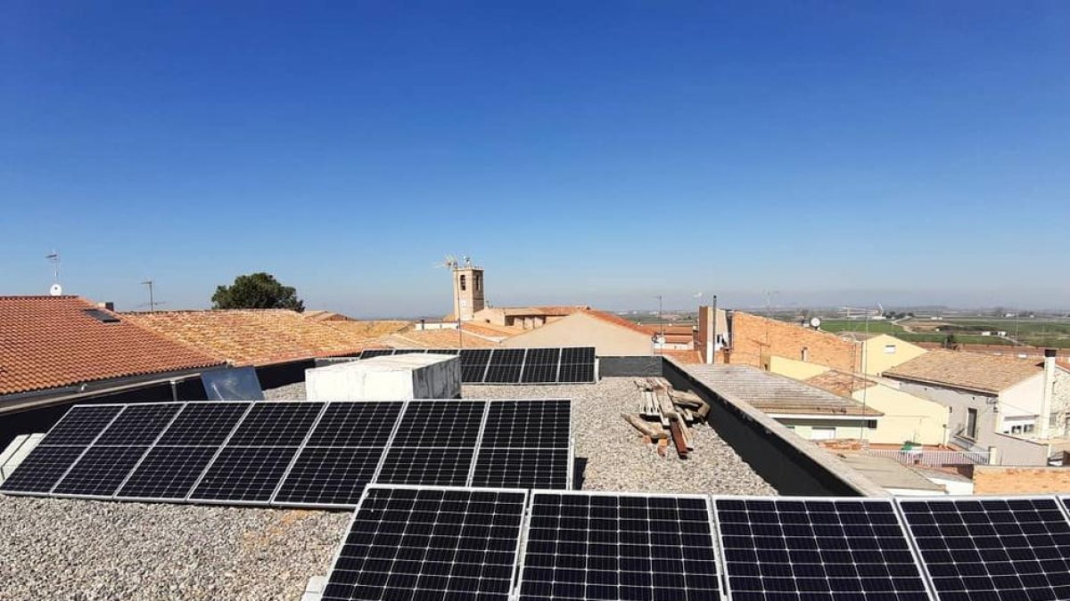 Paneles en el consistorio - El ayuntamiento de Sidamon cuenta desde marzo con placas fotovoltaicas en su tejado, una instalación que ha permitido conseguir en tres meses un ahorro del 30% en la factura de la luz de este equipamiento.