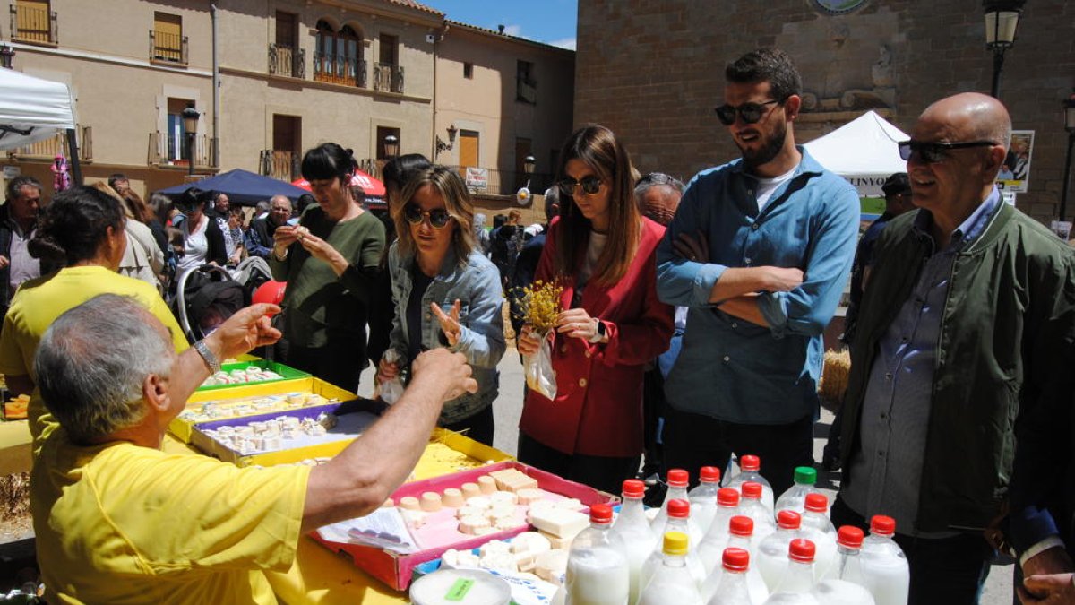 El públic va poder adquirir productes artesans i herbes medicinals.