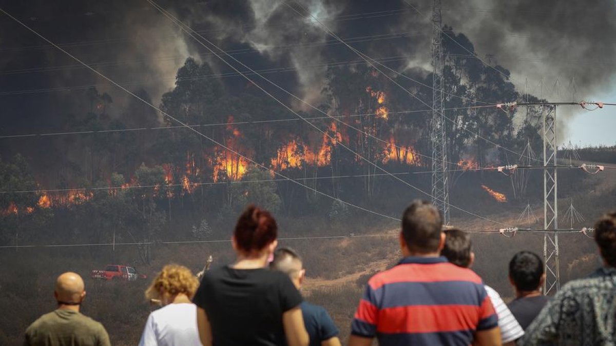 L’incendi continuava ahir actiu i es van evacuar 3.000 persones.
