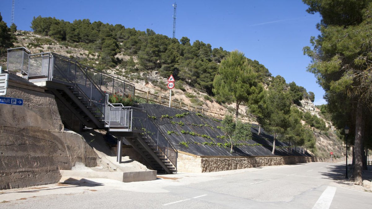 Imatge del passeig amb les noves escales i el mur millorat.