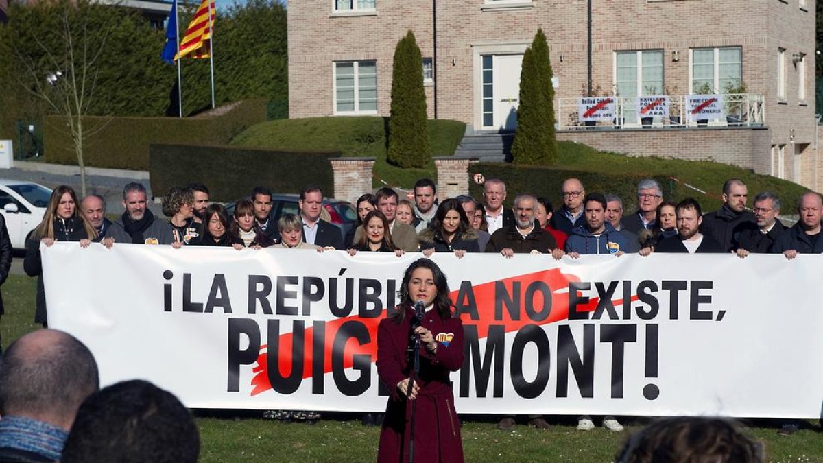 La policia de Waterloo estudia sancions per l'acte d'Arrimadas davant de la residència de Puigdemont