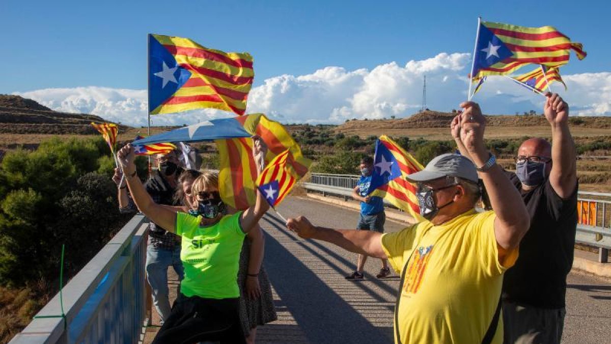 Alguns dels participants en aquesta iniciativa a l’A-2 al seu pas per Tàrrega.