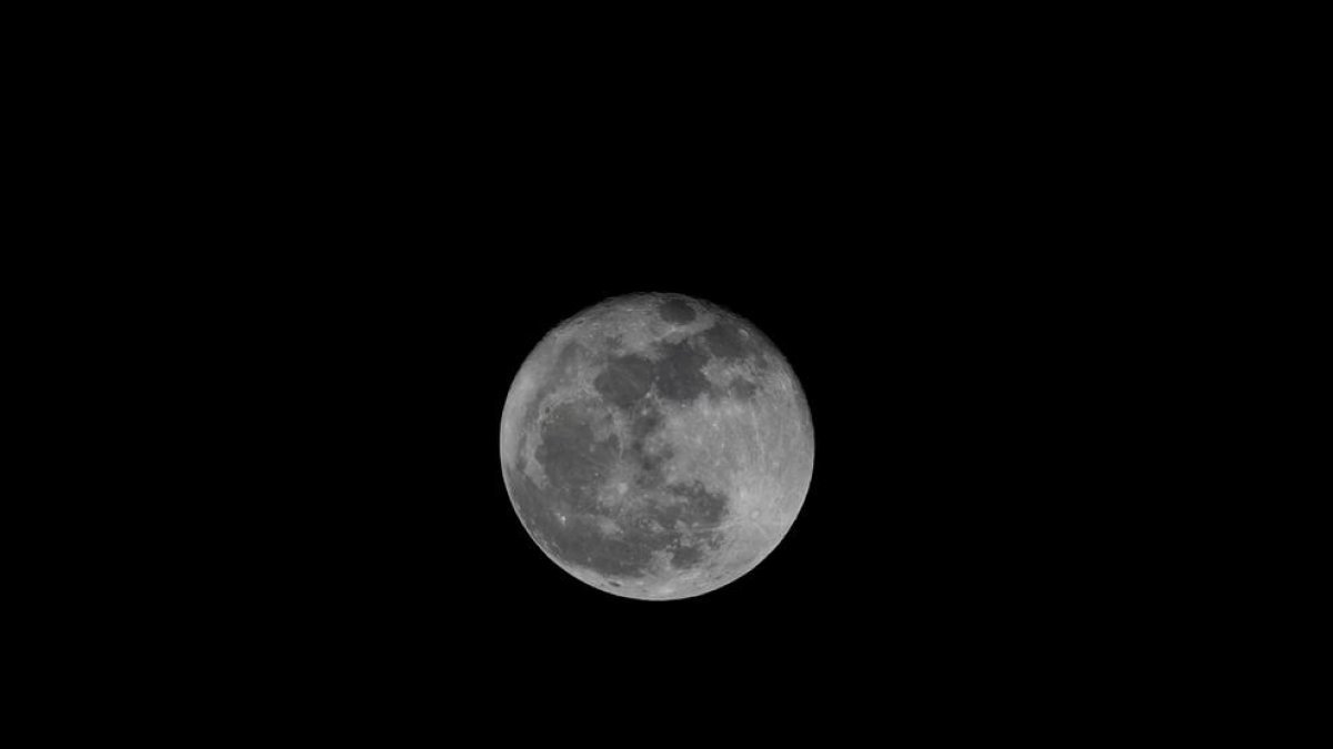 Científics troben aigua gelada a la Lluna