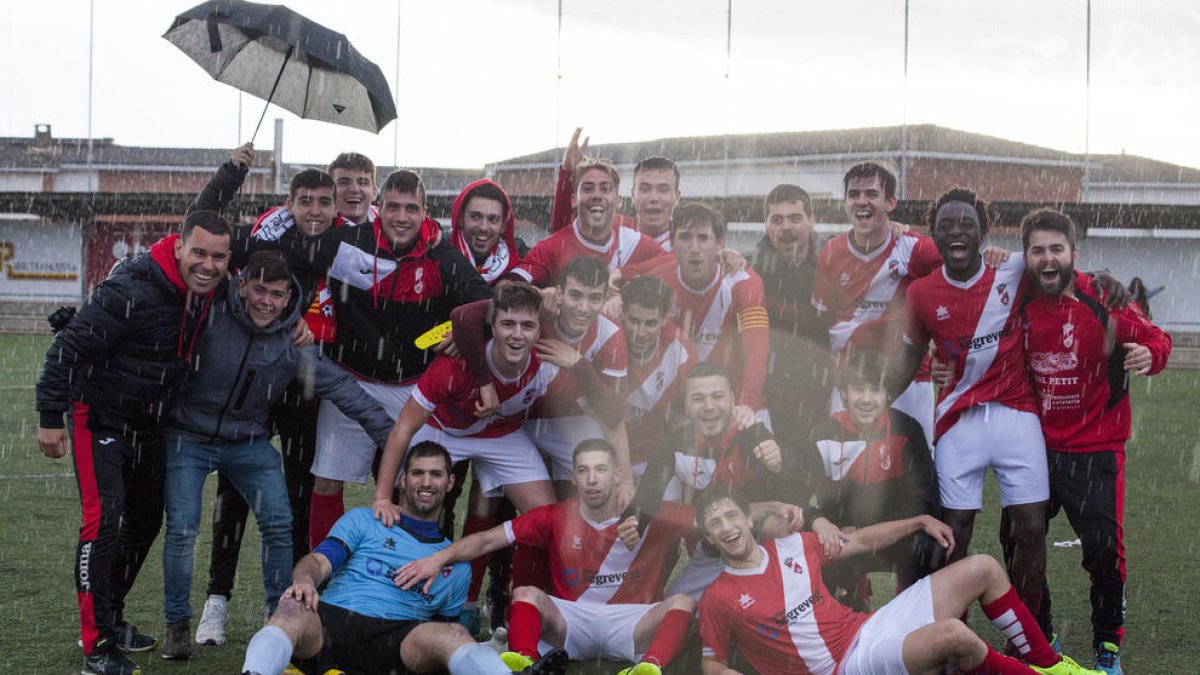 La plantilla de l’Artesa de Segre va celebrar el subcampionat i la conquesta d’una plaça a la promoció d’ascens a Primera Catalana.
