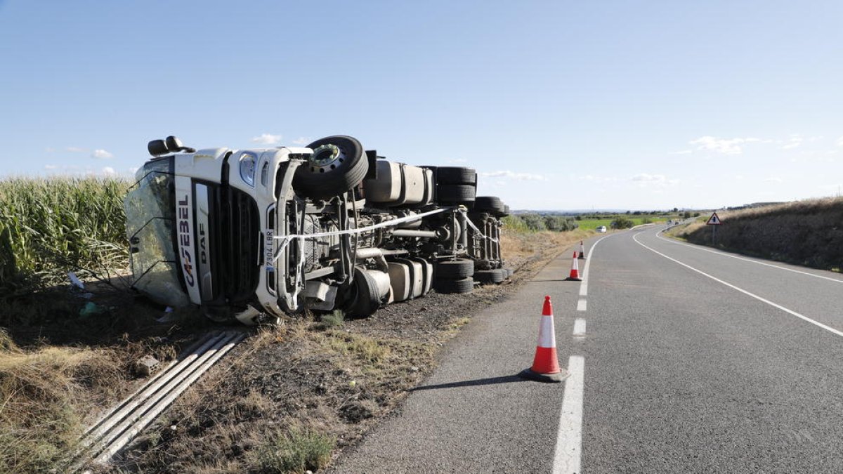 Un conductor herido al volcar su camión en la C-12 en Menàrguens