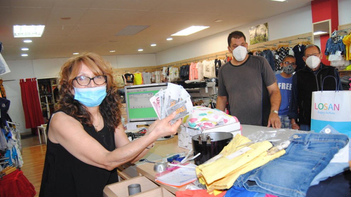 Diversos clients d’aquest establiment de Mollerussa ja van fer compres ahir amb ‘molleuros’.