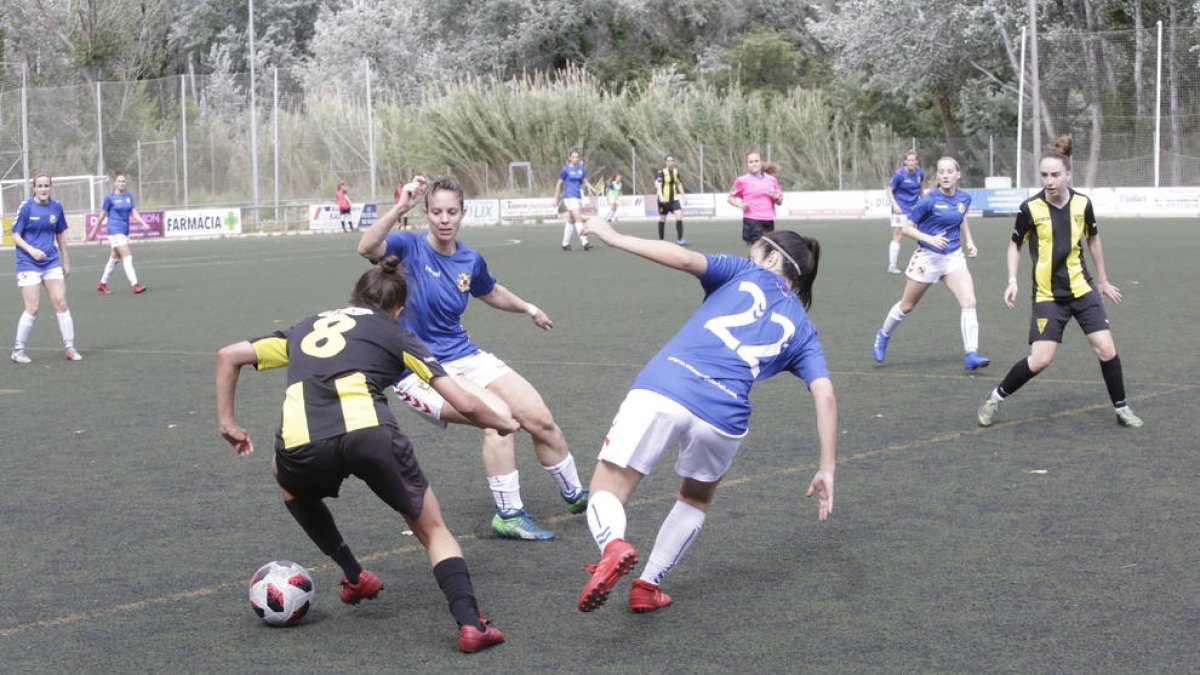 Marta García, del Pardinyes, intenta desfer-se de la defensa de dos rivals del Sant Gabriel.