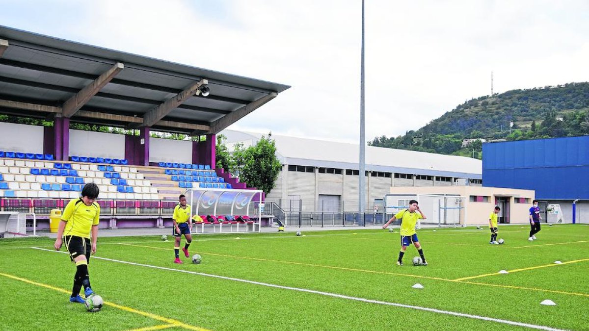 Els alevins del Club Esportiu Ciutat la Seu van ser els primers a tornar a trepitjar el camp de futbol, sempre mantenint la distància.