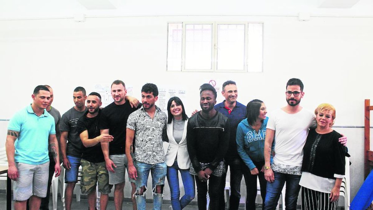 La televisiva Ares Teixidó junto a algunos de los internos que desfilaron ayer en el Fashion Day Ponent.