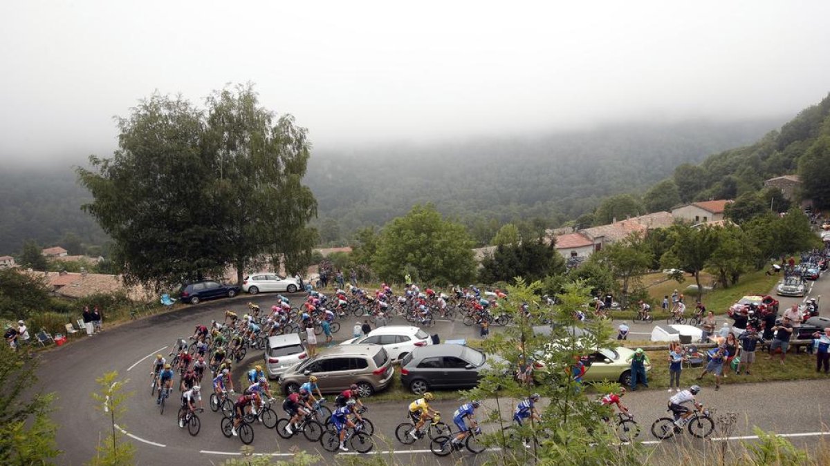 Julian laphilippe, en las primeras plazas del gran grupo, sufrió de lo lindo para seguir de amarillo en la última etapa pirenaica.