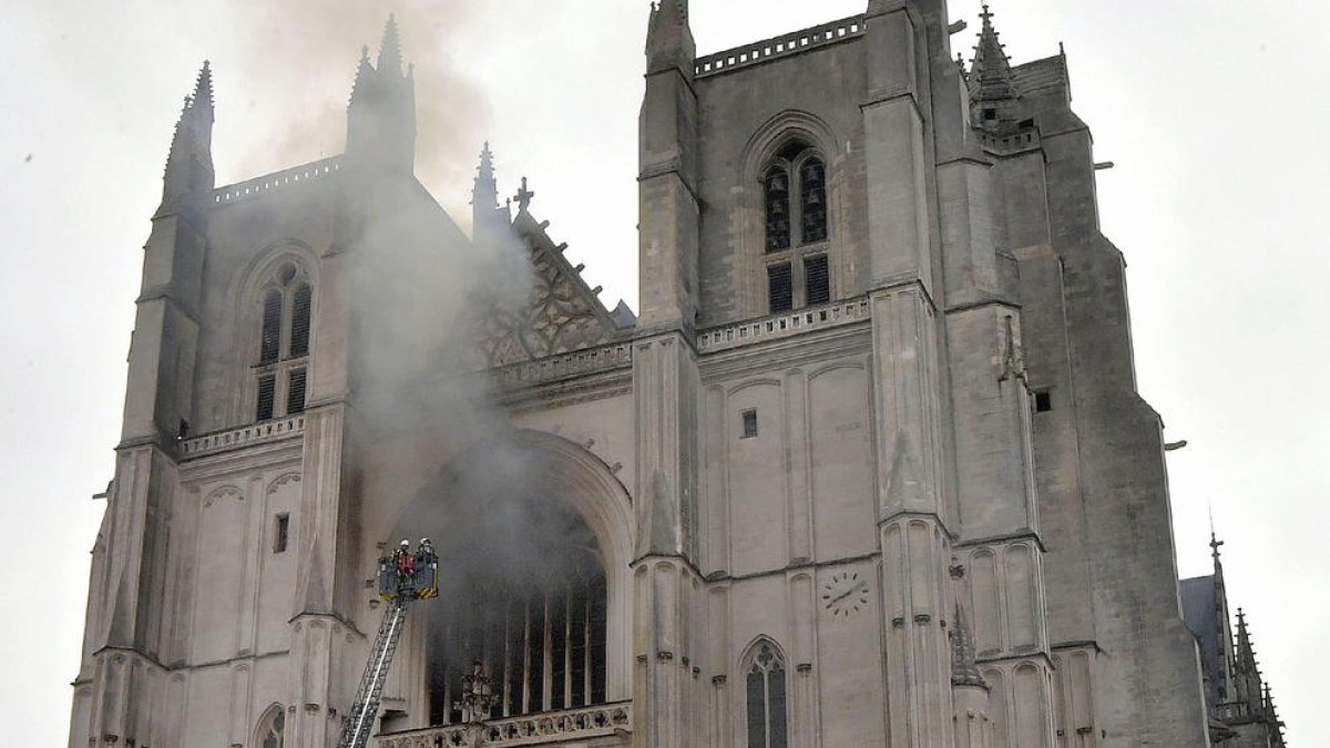 Imatge de les tasques d’extinció de la catedral de Nantes.