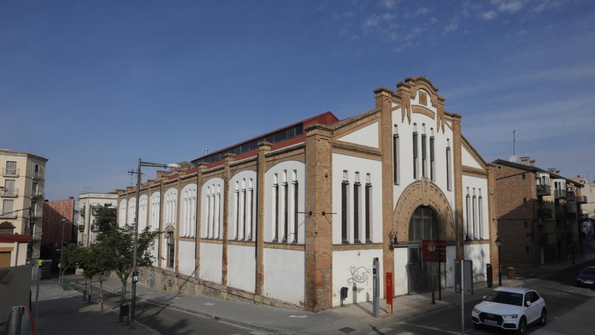Imatge panoràmica del Mercat del Pla, que compleix un segle de vida i actualment es troba en desús.