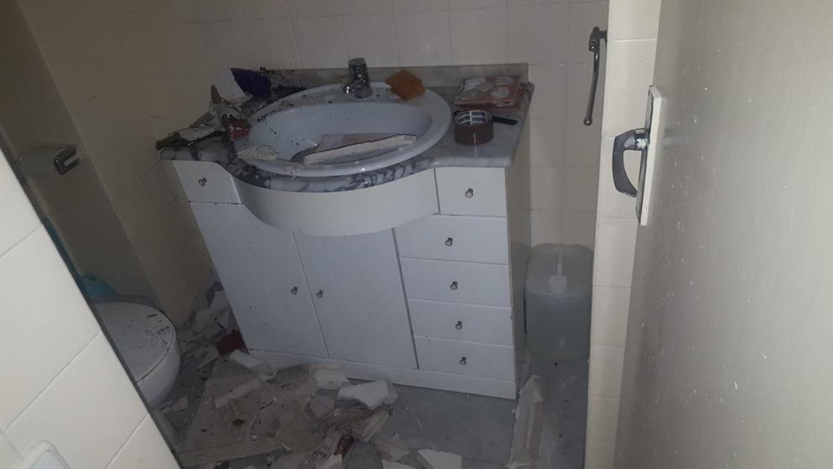 Imatge del lavabo afectat després de la caiguda del sostre.