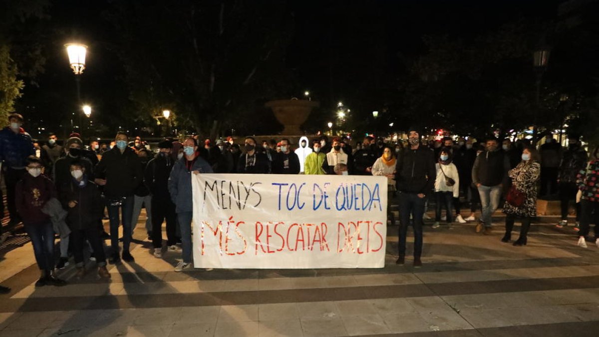 Manifestació contra “la privació de drets” - Desenes de persones es van manifestar ahir davant la subdelegació del Govern espanyol a Lleida per criticar el toc de queda i la privació de drets que suposa el nou decret d’estat d’alarma. ...