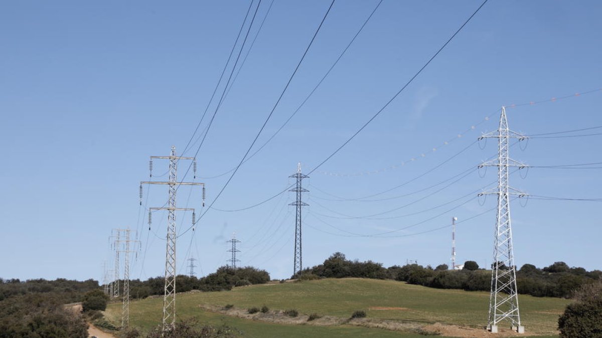 Imagen de archivo de una línea eléctrica de la Noguera.