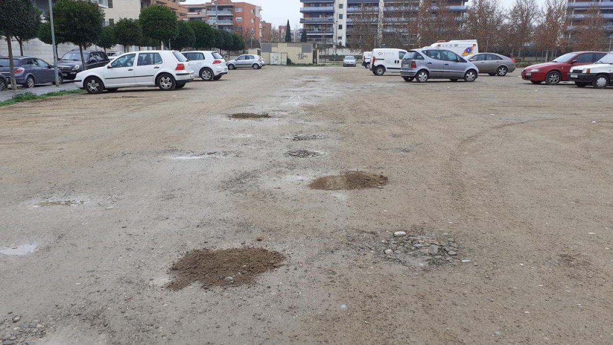 Tres dels almenys set clots que un ciutadà va tapar ahir pel seu compte al solar d’Alcalde Pujol.