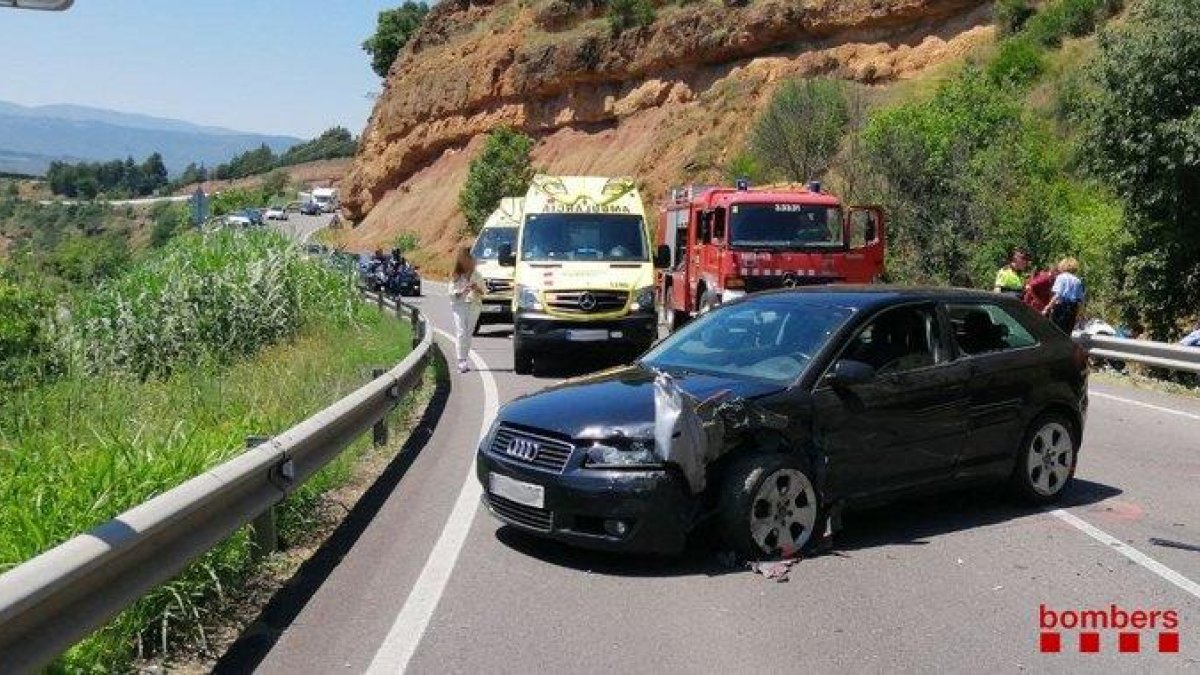 Seis heridos, uno de ellos grave, al chocar dos coches en la C-13 en Talarn
