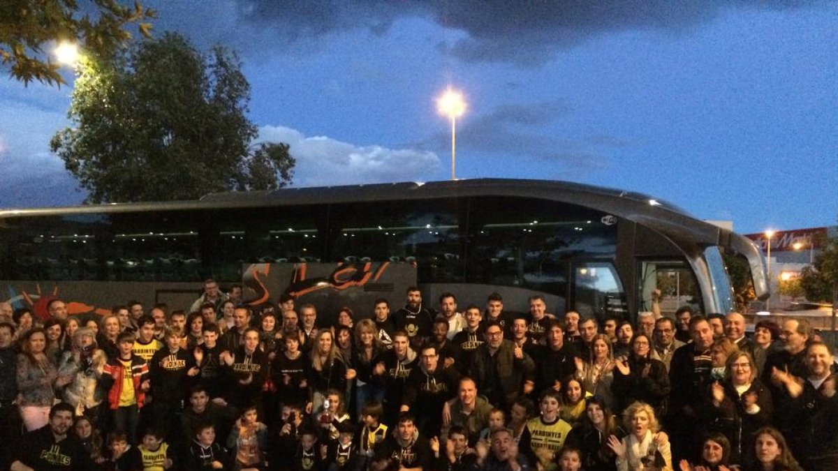 La afición del Pardinyes pudo celebrar con los jugadores el ascenso tras su llegada a Lleida.