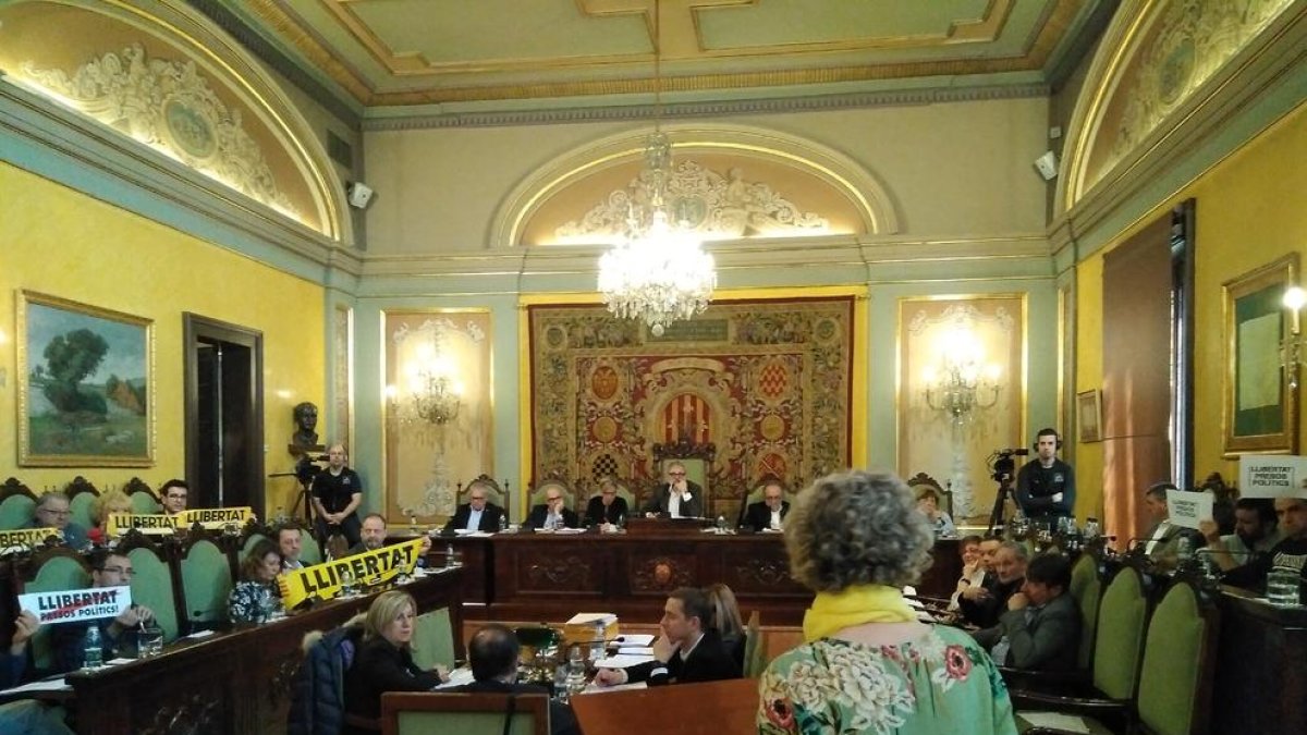 Al ple, PDeCAT i ERC van mostrar cartells de ‘llibertat’ i Crida i Comú, de ‘llibertat presos polítics’.