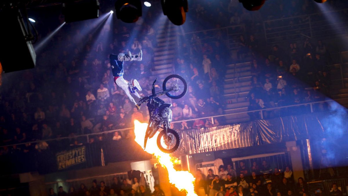 Uno de los pilotos ejecuta uno de sus trucos durante el Freestyle Zombies Resurrection de Lleida.