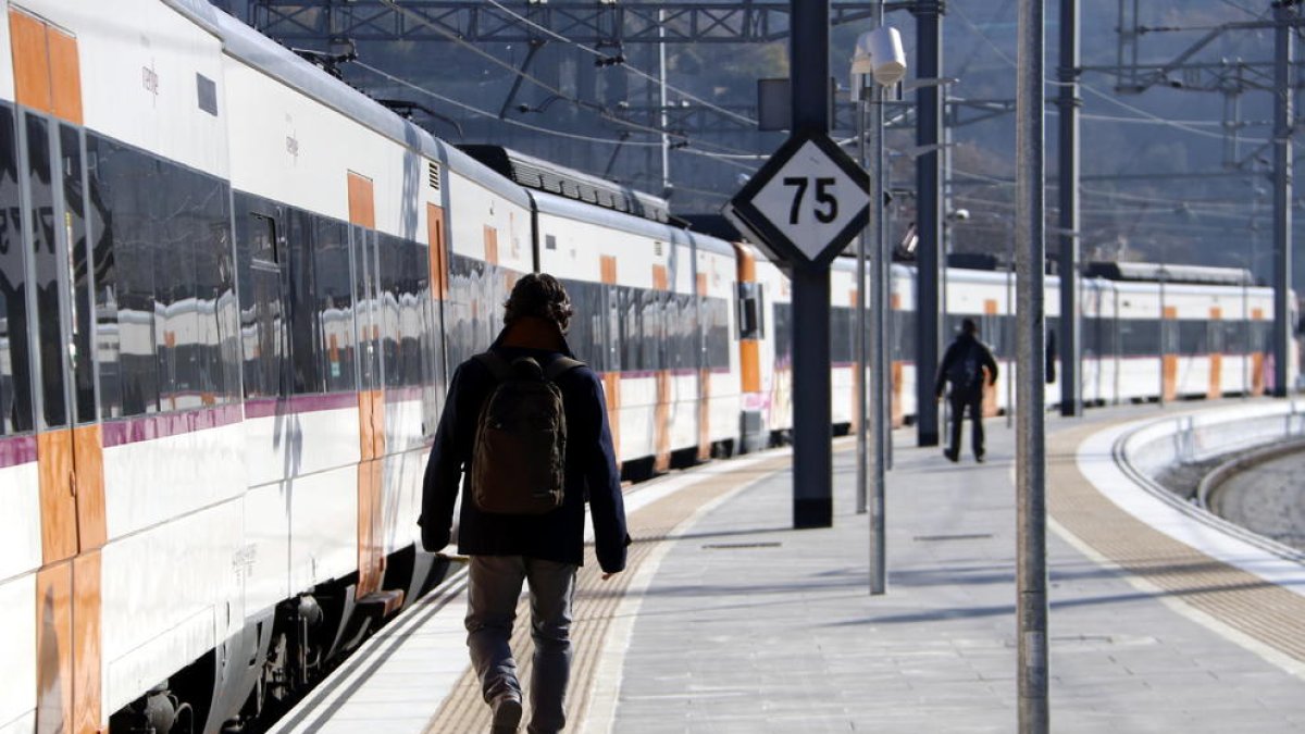 Dos pasajeros antes de subirse ayer al tren en Manresa en dirección a Sant Vicenç de Castellet.