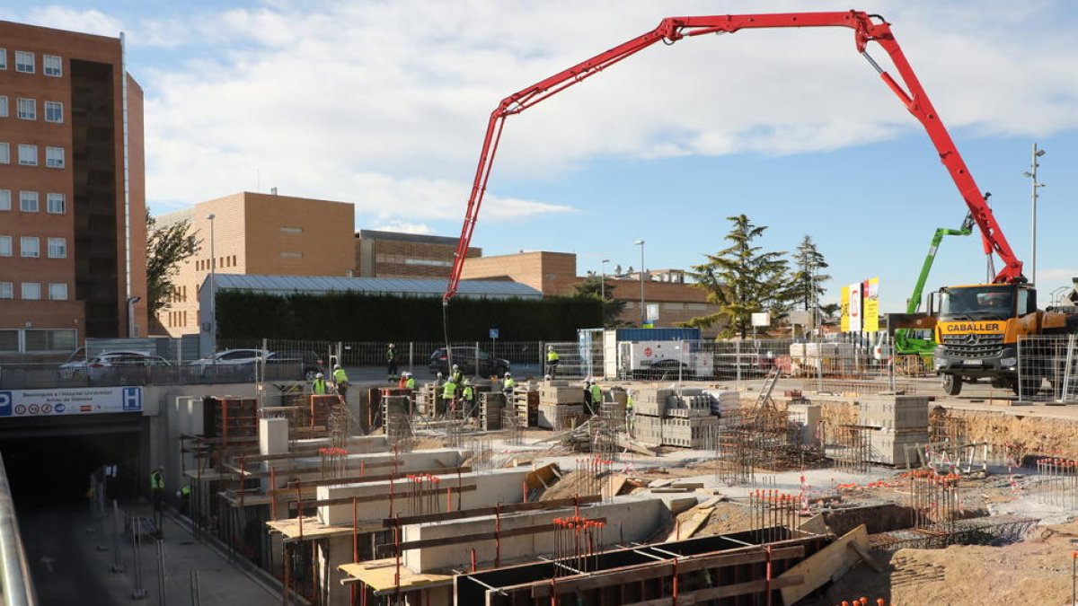 Las obras del futuro edificio anexo al hospital Arnau para ingresados por Covid avanzan a buen ritmo.