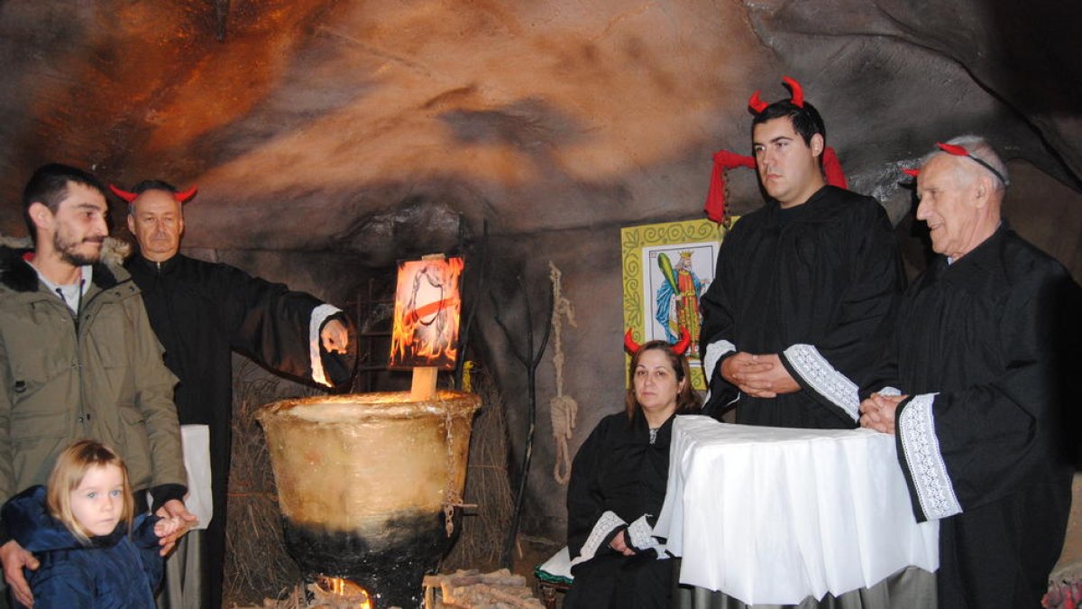 El públic va poder descobrir el nou infern del Pessebre, amb jutges del Suprem en el paper de diables.