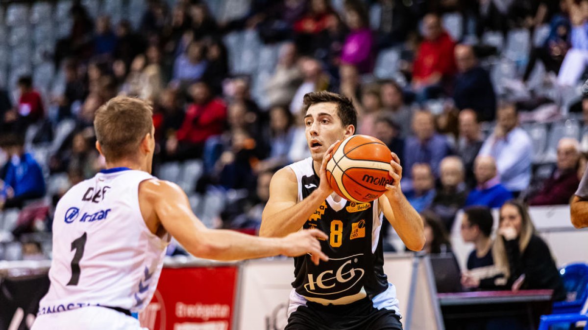 Adrián Chapela ante Johnny Dee, el líder de los vascos.