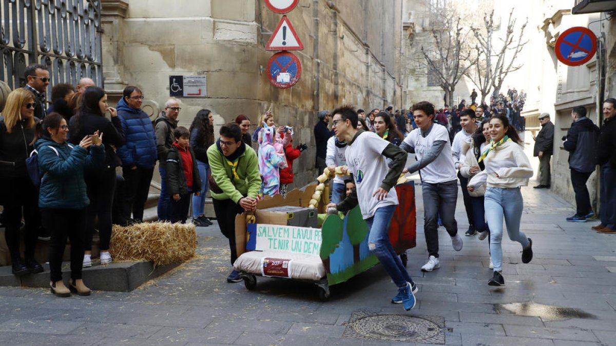 Una de las trece camas rodantes participantes ayer en la Cursa de Llits del Carnaval de Lleida por el centro histórico de la ciudad.
