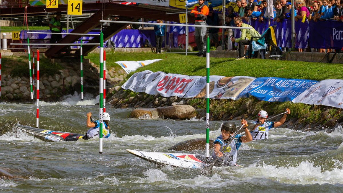 Núria Vilarrubla, de frente, intenta sortear una de las puertas durante el descenso de canoa, donde se colgó la plata junto a las vascas Klara Olazabal y Ainhoa Lameiro.