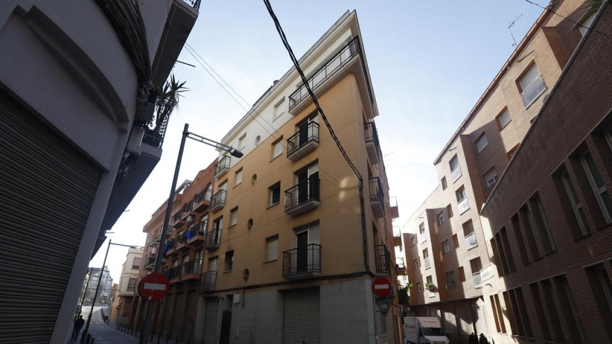 L’edifici multat és al número 11 del carrer Sant Carles.
