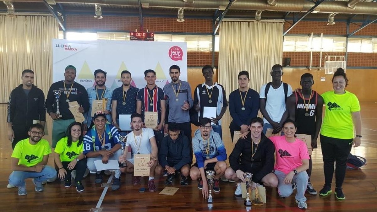 Els futbolistes guardonats, després de l’acabament del campionat organitzat per la Paeria.