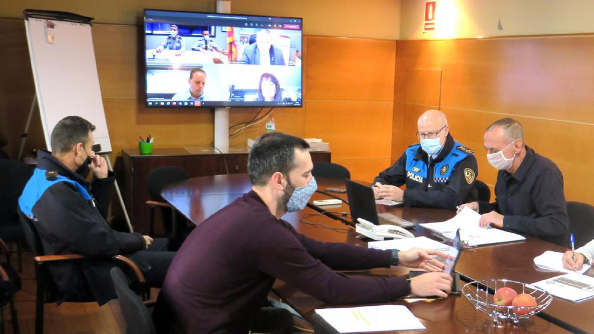 Reunió telemàtica ahir entre l’alcalde, Miquel Pueyo, i el conseller d’Interior, Miquel Sàmper.