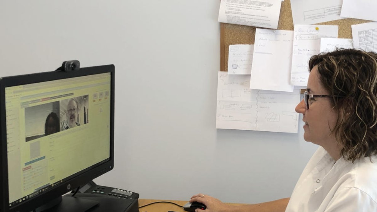 Montse Jansat, enfermera del hospital de día, en plena videoconferencia con un cuidador.