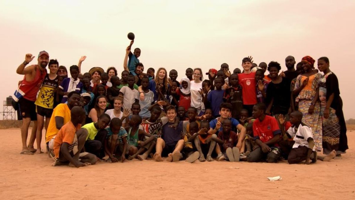 Foto de família d’alumnes i professors amb els nens de l’escola de Baja Kunda, a Gàmbia.