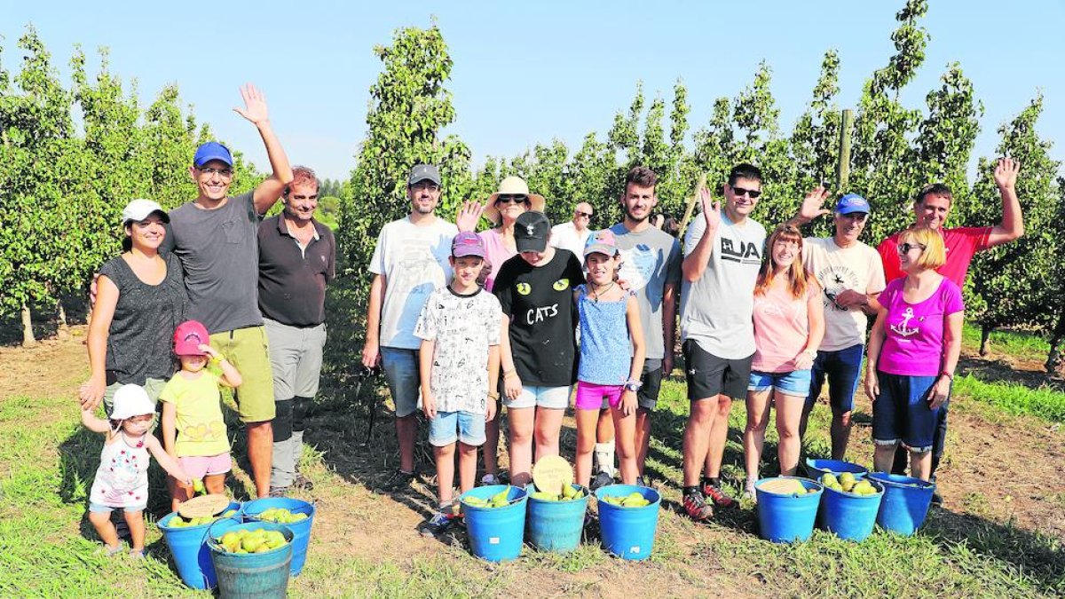 Las familias que participaron ayer en la actividad de promoción de la pera, que se celebró en Alcoletge.