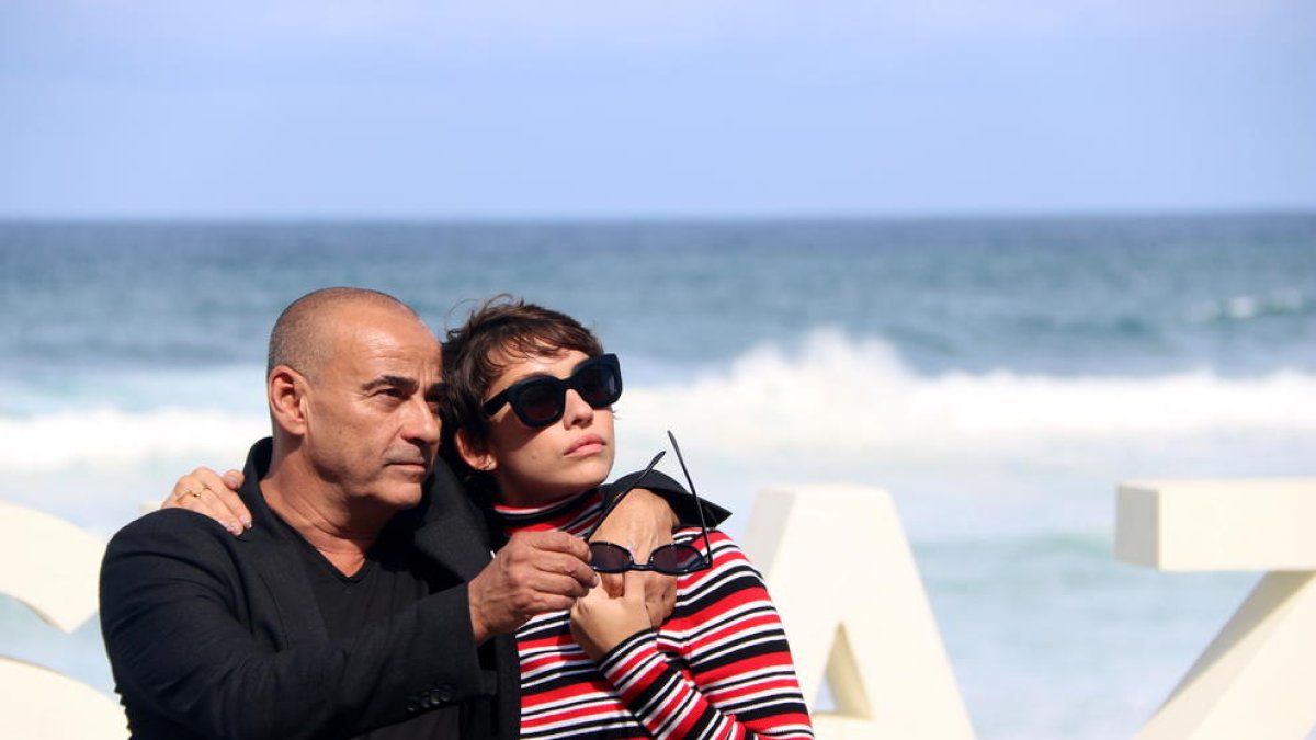 Ambos intérpretes catalanes, padre e hija, posaron ayer en el festival de cine de San Sebastián.
