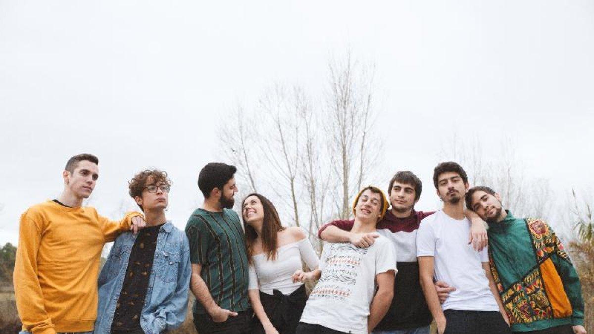 Imagen promocional del álbum con los ocho miembros del grupo.
