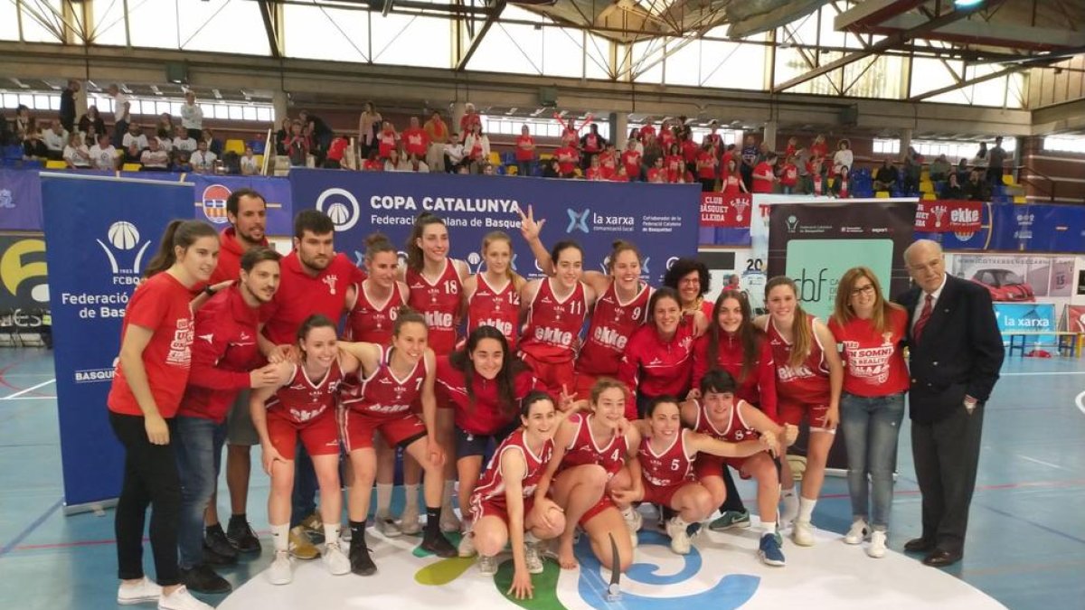 Les jugadores i el cos tècnic del CB Lleida celebren el tercer lloc aconseguit.