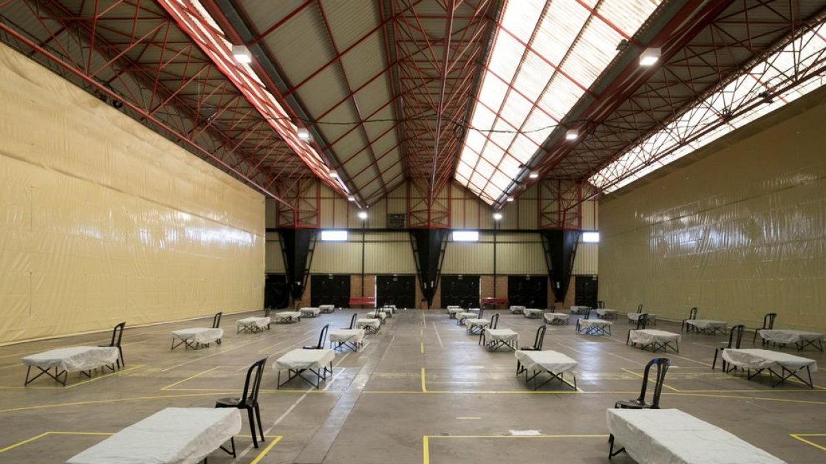 Fraga abrió ayer el pabellón del Sotet para inmigrantes sin techo.