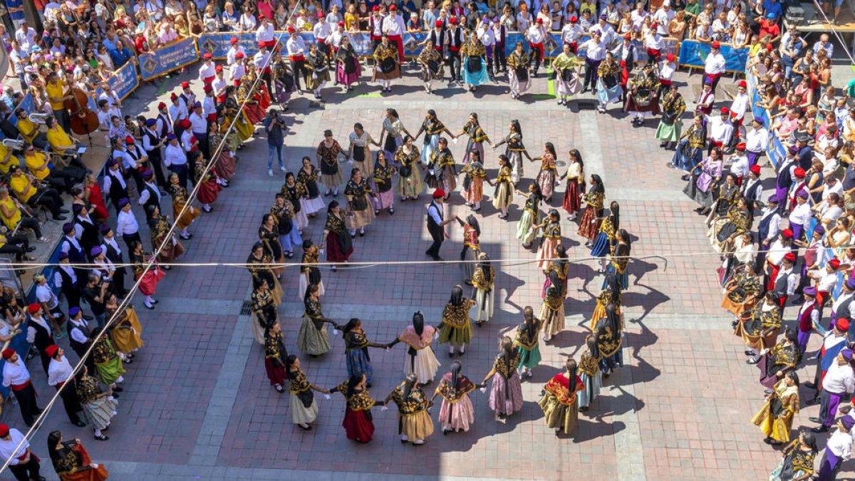 Benavent de Segrià - Los más pequeños del pueblo disfrutaron a lo grande con la fiesta de la espuma. El calor acompañó en una jornada con actos variados.