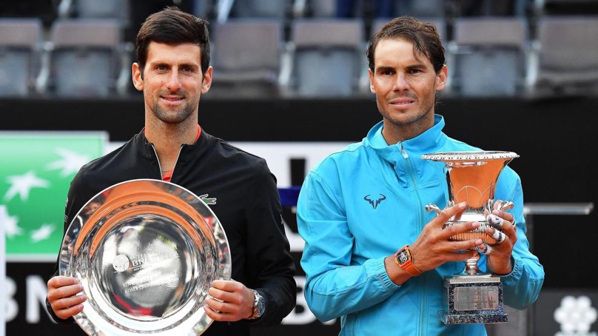 Novak Djokovic i Rafa Nadal, amb els trofeus que els acrediten com a finalista i campió a Roma.