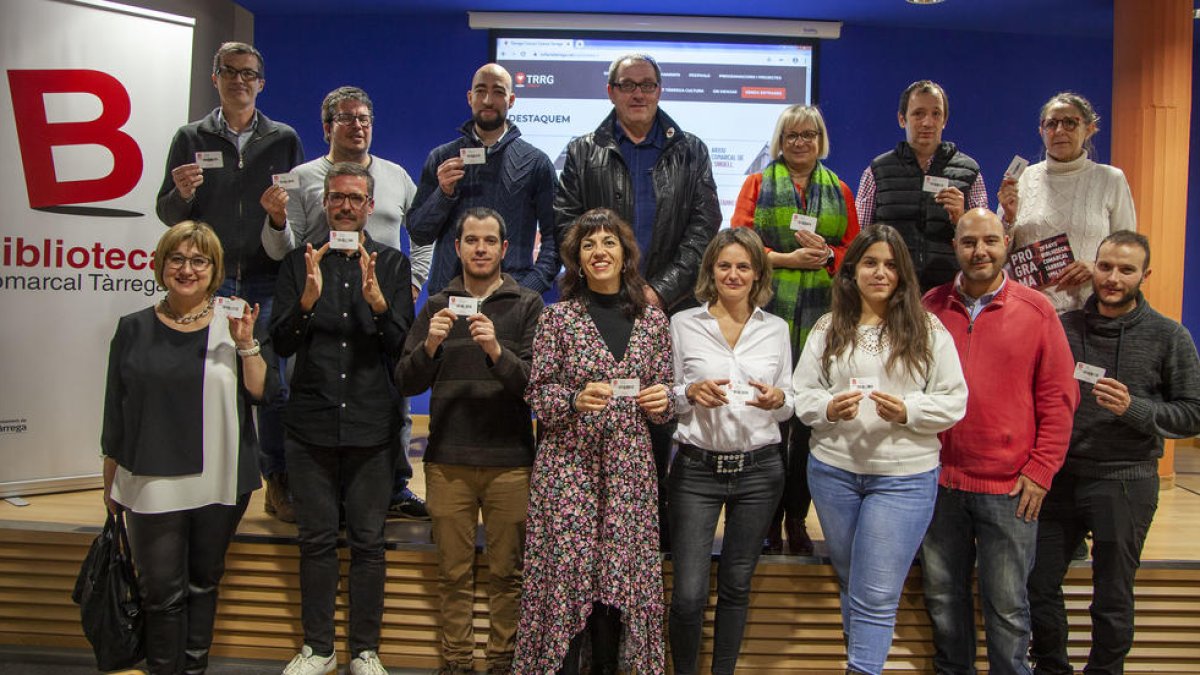 Representantes y agentes culturales de Tàrrega, ayer en la presentación con el carnet de la bilioteca.