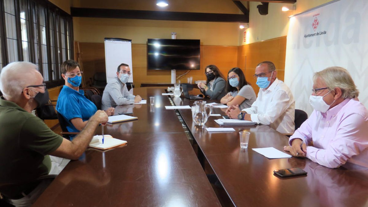 Un moment de la reunió de l'equip de govern de la Paeria amb els grups municipals per parlar de la situació sanitària de Lleida i les festes programades a la tardor.
